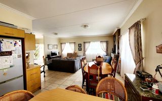 4 Bedroom House For Sale in Henties Bay Central, Henties Bay