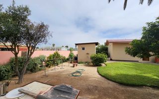 4 Bedroom House For Sale in Henties Bay Central, Henties Bay