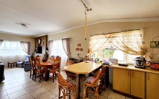 4 Bedroom House For Sale in Henties Bay Central, Henties Bay
