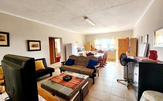 4 Bedroom House For Sale in Henties Bay Central, Henties Bay
