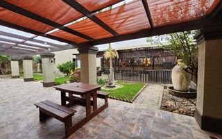 8 Bedroom House For Sale in Henties Bay Central, Henties Bay