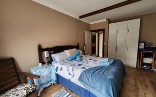 8 Bedroom House For Sale in Henties Bay Central, Henties Bay
