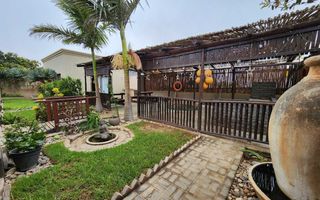 8 Bedroom House For Sale in Henties Bay Central, Henties Bay
