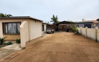 8 Bedroom House For Sale in Henties Bay Central, Henties Bay