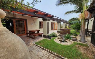 8 Bedroom House For Sale in Henties Bay Central, Henties Bay