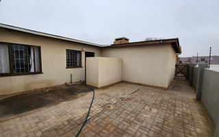 8 Bedroom House For Sale in Henties Bay Central, Henties Bay