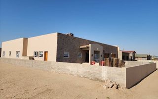 4 Bedroom House For Sale in Henties Bay Central, Henties Bay