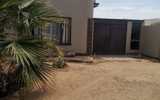 2 Bedroom House For Sale in Henties Bay Central