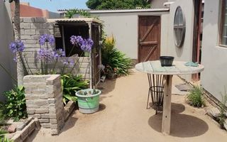2 Bedroom House For Sale in Henties Bay Central