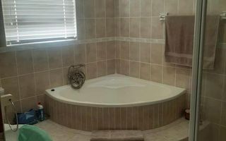 3 Bedroom House For Sale in Henties Bay Central