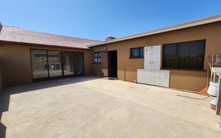 2 Bedroom House For Sale in Henties Bay Central