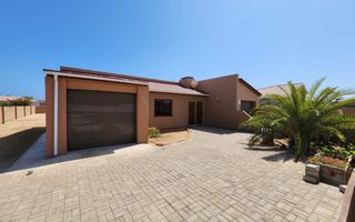2 Bedroom House For Sale in Henties Bay Central