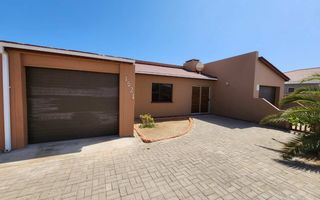 2 Bedroom House For Sale in Henties Bay Central