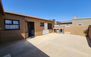 2 Bedroom House For Sale in Henties Bay Central