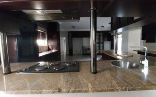 6 Bedroom House For Sale in Cimbebasia