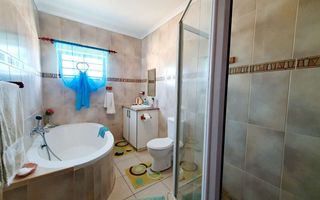 3 Bedroom House For Sale in Henties Bay Central