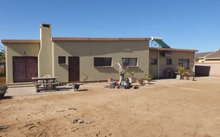 3 Bedroom House For Sale in Henties Bay Central