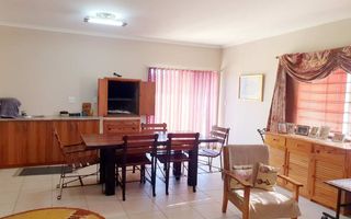 3 Bedroom House For Sale in Henties Bay Central