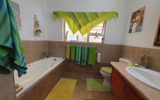 4 Bedroom House For Sale in Henties Bay Central