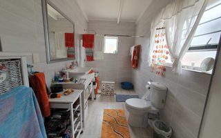 4 Bedroom House For Sale in Henties Bay Central