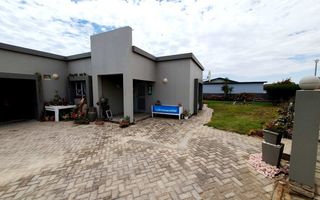 4 Bedroom House For Sale in Henties Bay Central