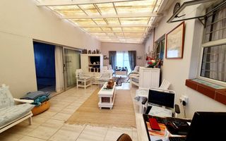 4 Bedroom House For Sale in Henties Bay Central