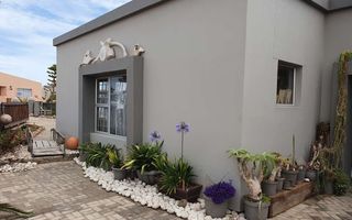 4 Bedroom House For Sale in Henties Bay Central