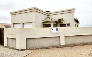 3 Bedroom House For Sale in Sunbay