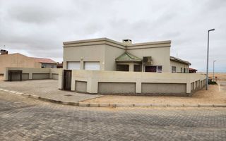 3 Bedroom House For Sale in Sunbay