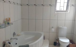 4 Bedroom House For Sale in Henties Bay Central, Henties Bay