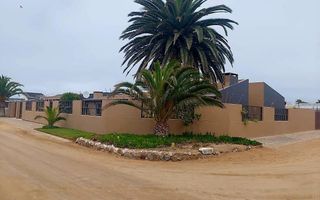 4 Bedroom House For Sale in Henties Bay Central, Henties Bay