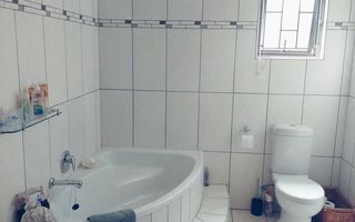 4 Bedroom House For Sale in Henties Bay Central, Henties Bay