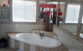 6 Bedroom House For Sale in Walvis Bay Central