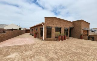 3 Bedroom House For Sale in Henties Bay Central