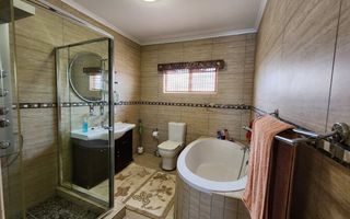 3 Bedroom House For Sale in Henties Bay Central