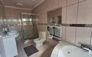 5 Bedroom House For Sale in Ondangwa