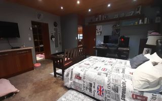 6 Bedroom House For Sale in Henties Bay Central, Henties Bay