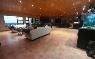 6 Bedroom House For Sale in Henties Bay Central, Henties Bay