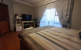 6 Bedroom House For Sale in Henties Bay Central, Henties Bay