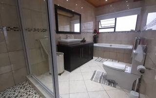 6 Bedroom House For Sale in Henties Bay Central, Henties Bay