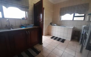 6 Bedroom House For Sale in Henties Bay Central, Henties Bay