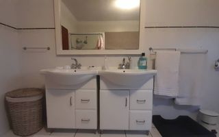 6 Bedroom House For Sale in Henties Bay Central, Henties Bay