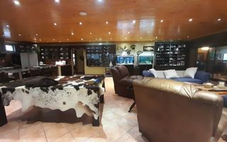 6 Bedroom House For Sale in Henties Bay Central, Henties Bay