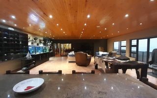 6 Bedroom House For Sale in Henties Bay Central, Henties Bay