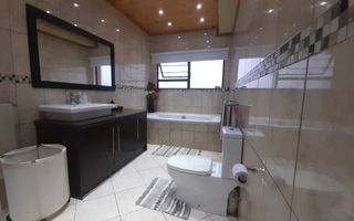 6 Bedroom House For Sale in Henties Bay Central, Henties Bay