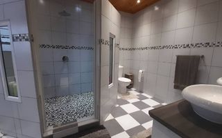 6 Bedroom House For Sale in Henties Bay Central, Henties Bay