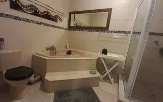 6 Bedroom House For Sale in Henties Bay Central, Henties Bay