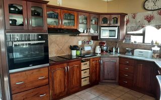 6 Bedroom House For Sale in Henties Bay Central, Henties Bay