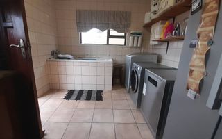 6 Bedroom House For Sale in Henties Bay Central, Henties Bay