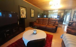 6 Bedroom House For Sale in Henties Bay Central, Henties Bay